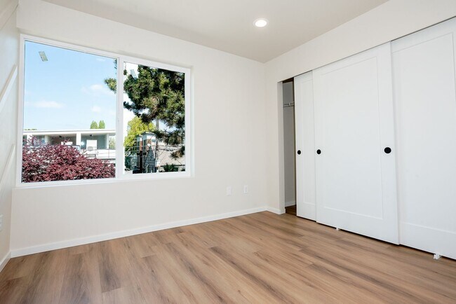 Building Photo - New Modern Ballard Townhouse | 3BR/2BA | Private Patio & Backyard