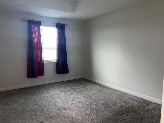 Building Photo - 3 bed 2.5 bath townhouse