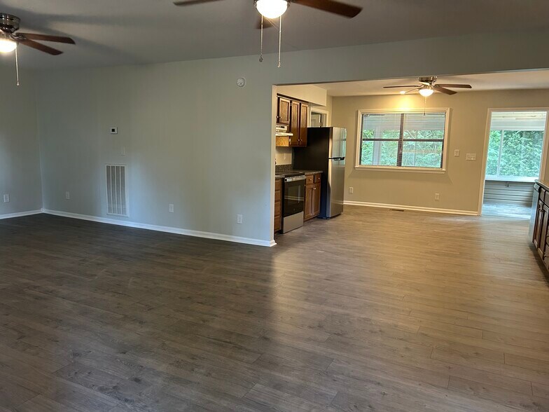 Building Photo - 600 Villard Dr