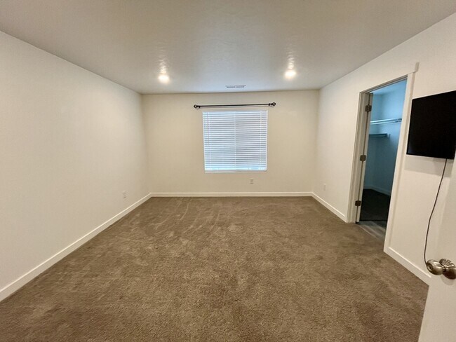 Building Photo - 8715 W Addie Dr