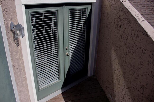 Building Photo - 10855 Meadowglen Ln