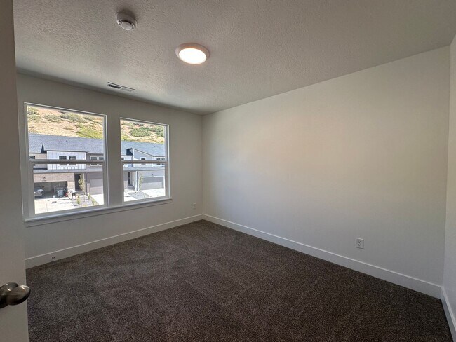 Building Photo - 5280 Acacia Dr