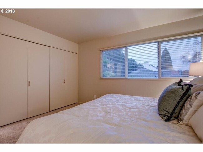 Building Photo - Great condo Next to Tanasborne