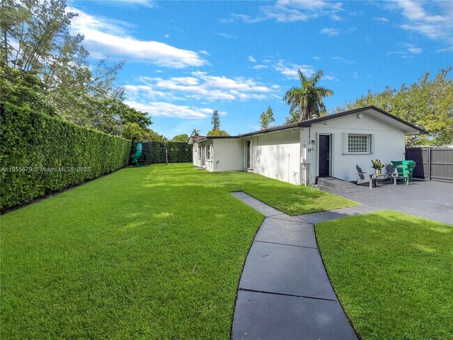 Building Photo - 4611 SW 82nd Ct