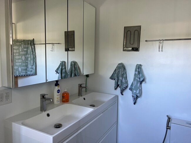 Building Photo - 425 NE 103rd St