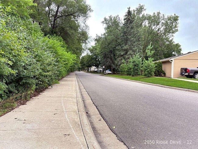 Building Photo - 2050 Ridge Dr