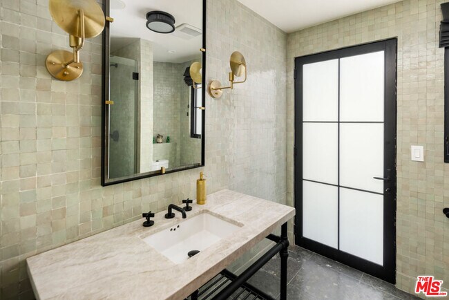 Building Photo - 7651 Willow Glen Rd