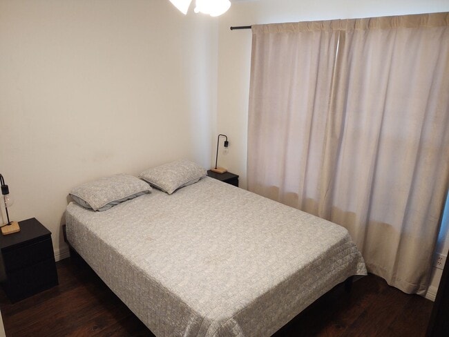 Building Photo - 2 bedroom 1 bath house