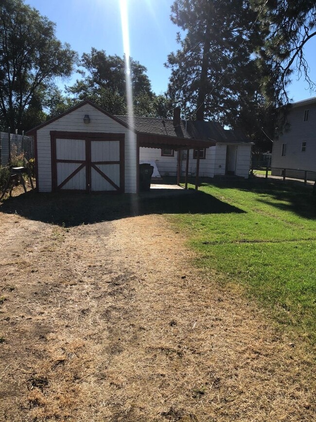 Building Photo - Clean & cozy 2 bedroom 1 bath Rancher comi...