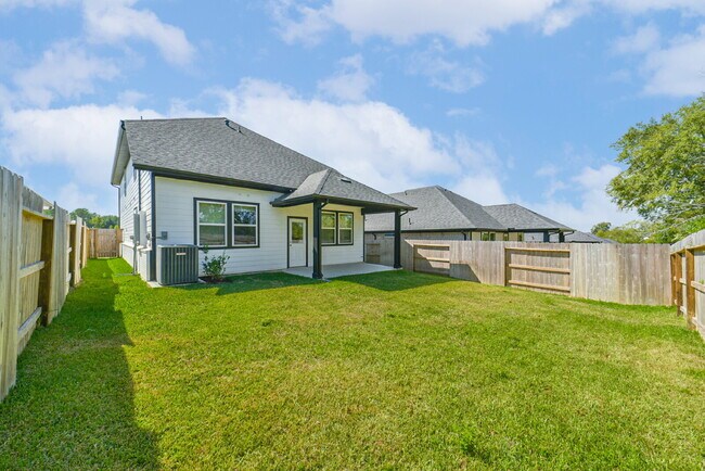 Building Photo - Experience luxury in this never-lived-in Beazer home located in the desirable Montgomery Ridge co...