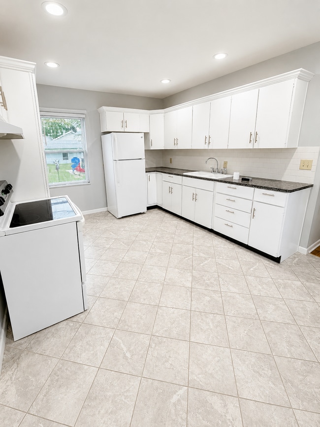 Building Photo - 3 Bed / 1 Bath Home in Dubuque