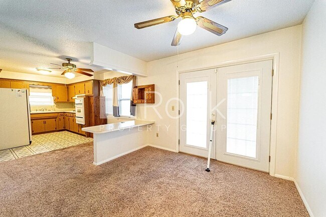 Building Photo - 3 Bedroom Home with 2-Car Garage and Covered Parking