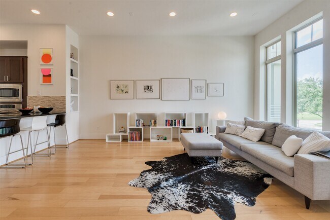 Building Photo - 5429C Hidalgo St