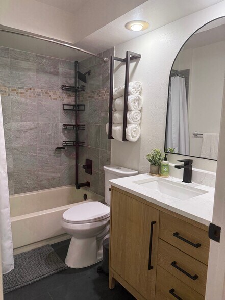 Building Photo - 226 Lois Cir