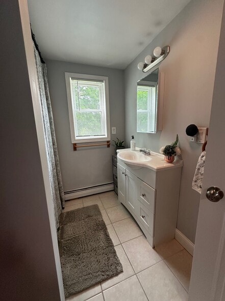 bathroom - 45 Pearl St