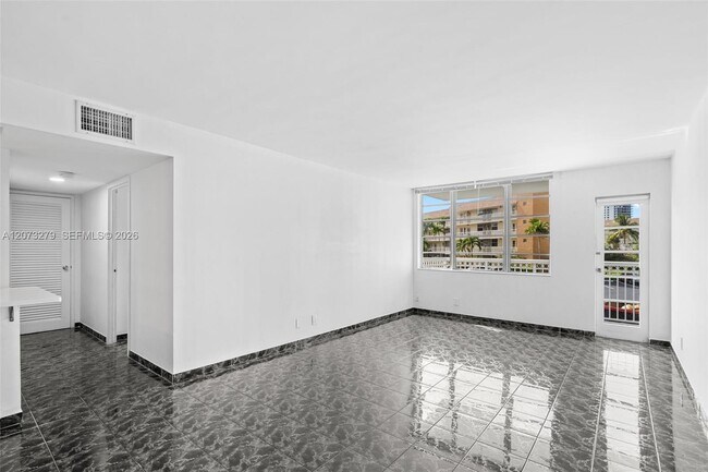 Building Photo - 1913 S Ocean Dr
