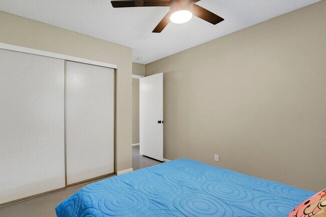 Building Photo - Fully Furnished, One Story, Near Strip, All Utilities Included with Flexible Lease Terms