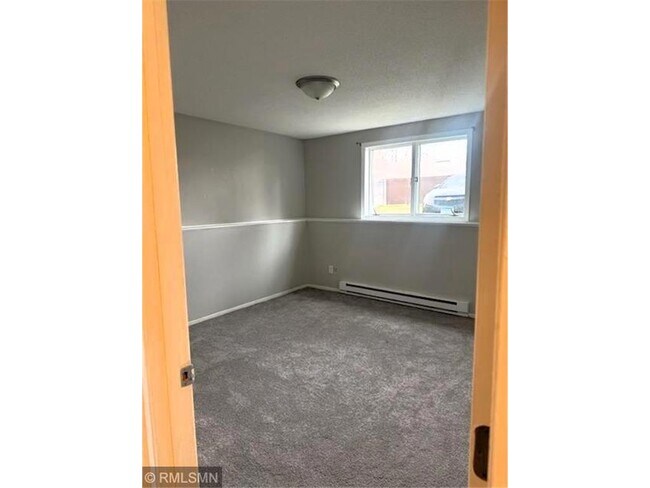 Building Photo - 880 E 6th St