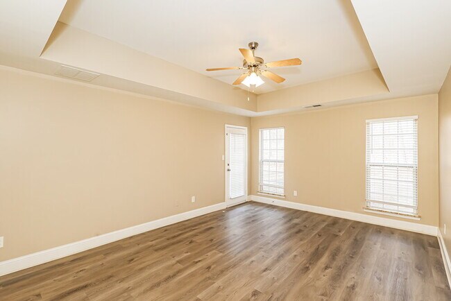 Building Photo - 215 Doe Hollow Trace