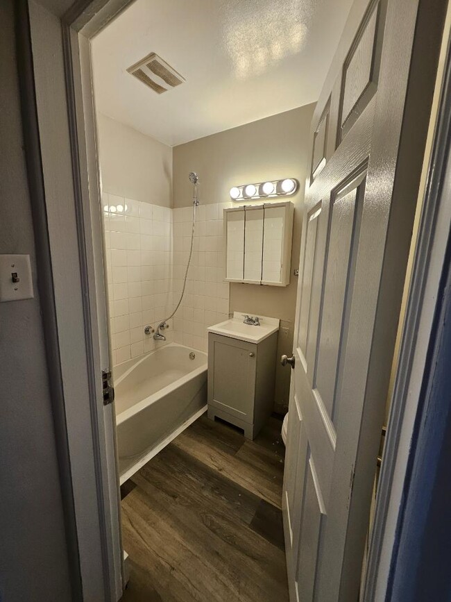 Building Photo - 1525 University Ave