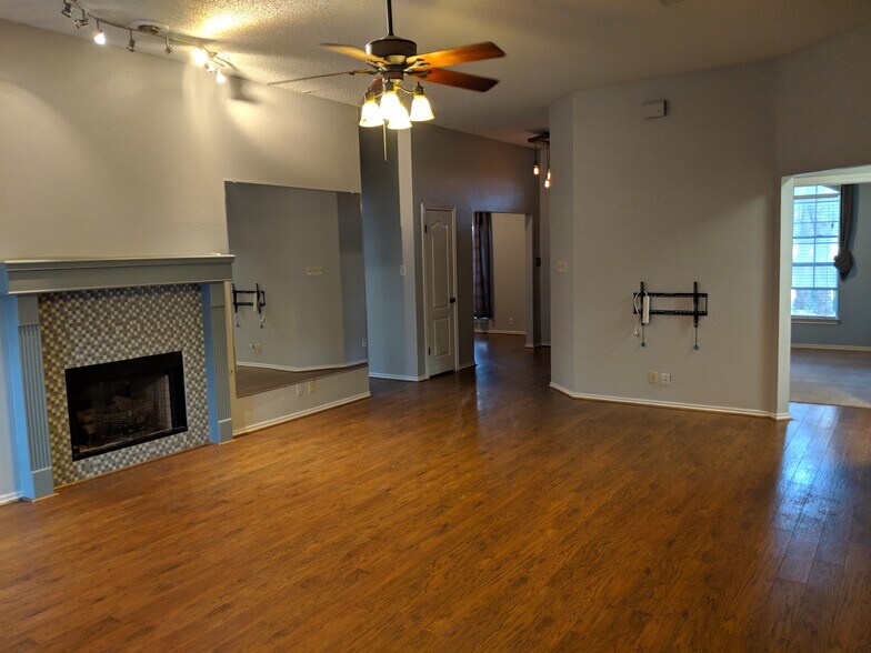 Building Photo - 1308 Meadow Lark Dr