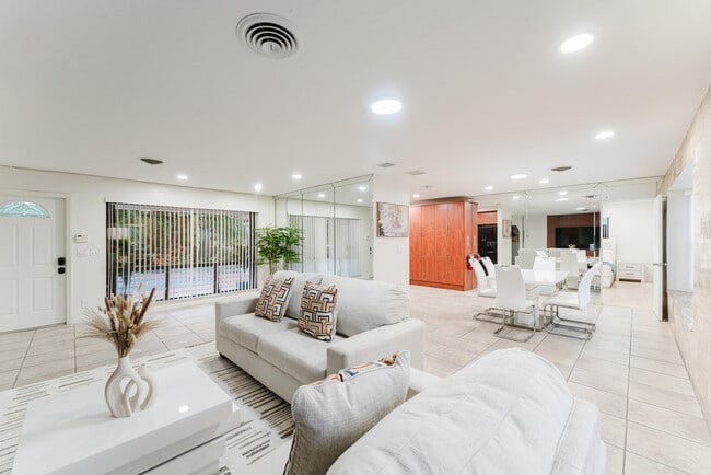 Building Photo - 1016 NE 26th Ave