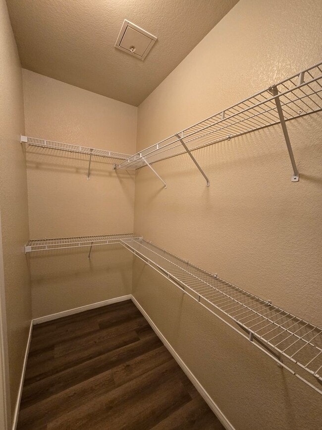 Building Photo - 1 bed, 1 bath condo with 2 car garage!!!