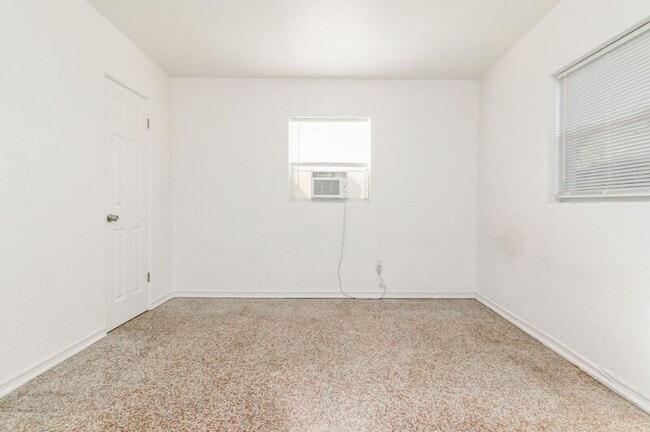 Building Photo - 1239 Virginia Dr