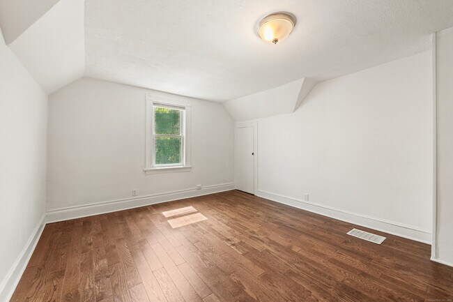 Building Photo - 318 Suburban Ave