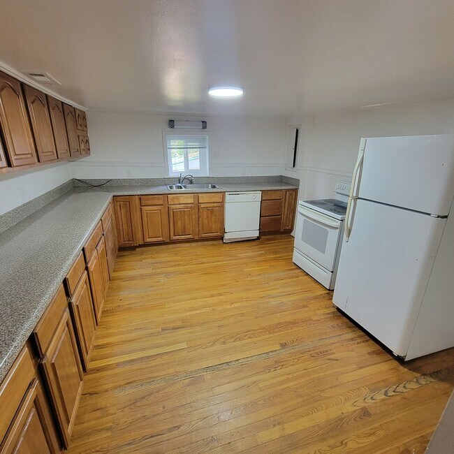 Building Photo - 3/1-Livingston City Limits-Finished Attic ...