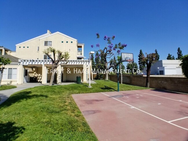 Building Photo - Beautiful 3 Bedroom 2 Bath Top Floor Condo...