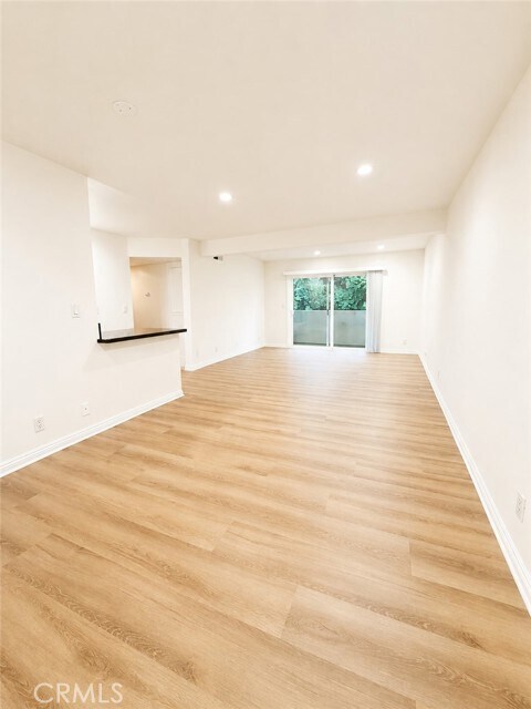 Building Photo - 10636 Woodley Ave