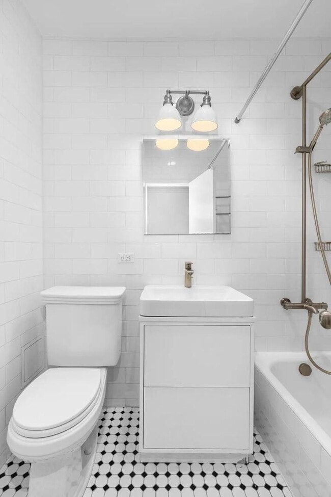 Building Photo - 743 Union St