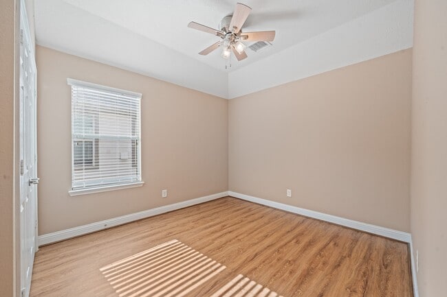 Building Photo - 16514 Sheffield Run Dr