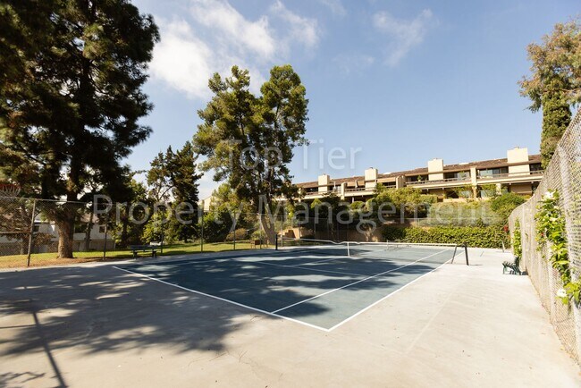 Building Photo - Beautiful 2 bed, 2.5 bath, 1373 sqft Townh...