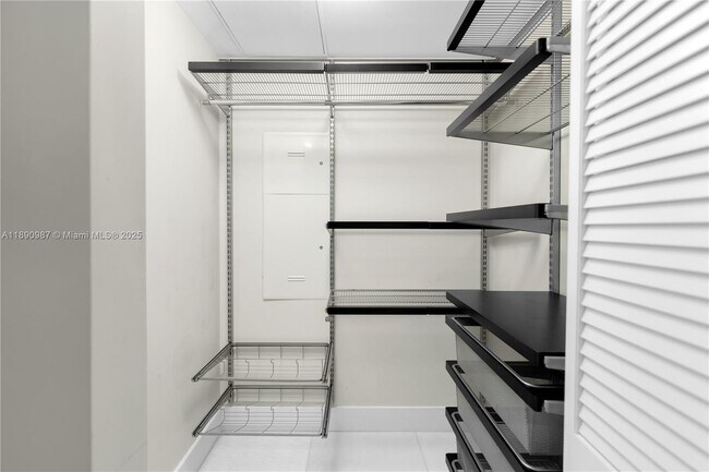 Building Photo - 950 Brickell Bay Dr