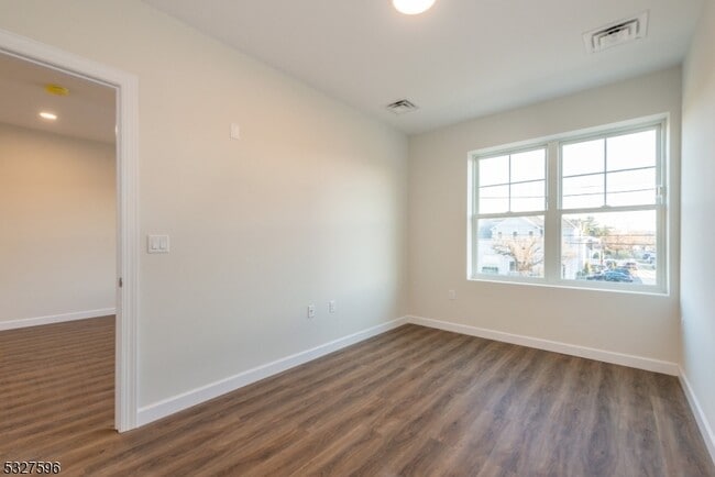 Building Photo - 515 Union Blvd