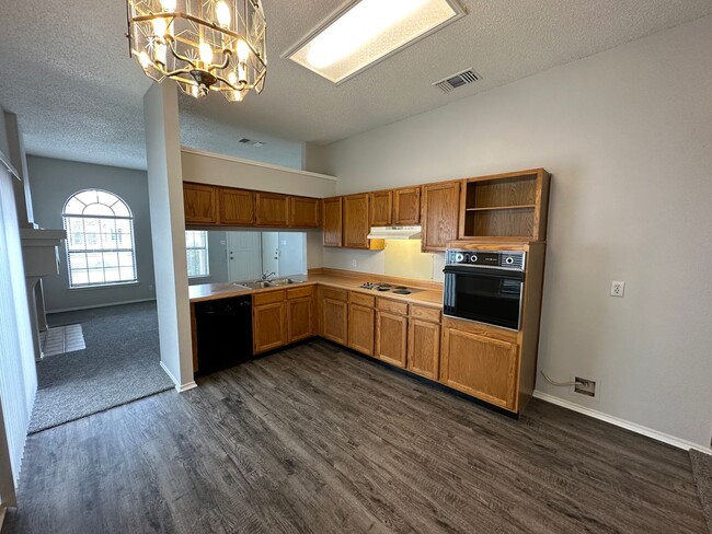 Building Photo - CUTE 3 BEDROOM 2 BATH IN NORTHSIDE ISD