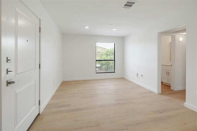 Building Photo - 1915 E Martin Luther King Jr Blvd