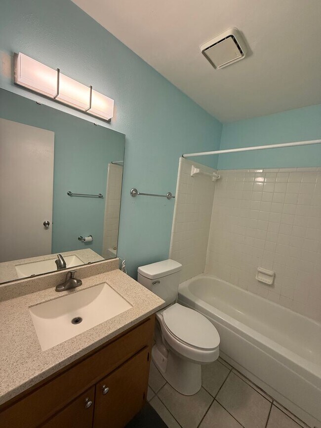 Building Photo - Well Kept 2/2 with Fenced in yard!