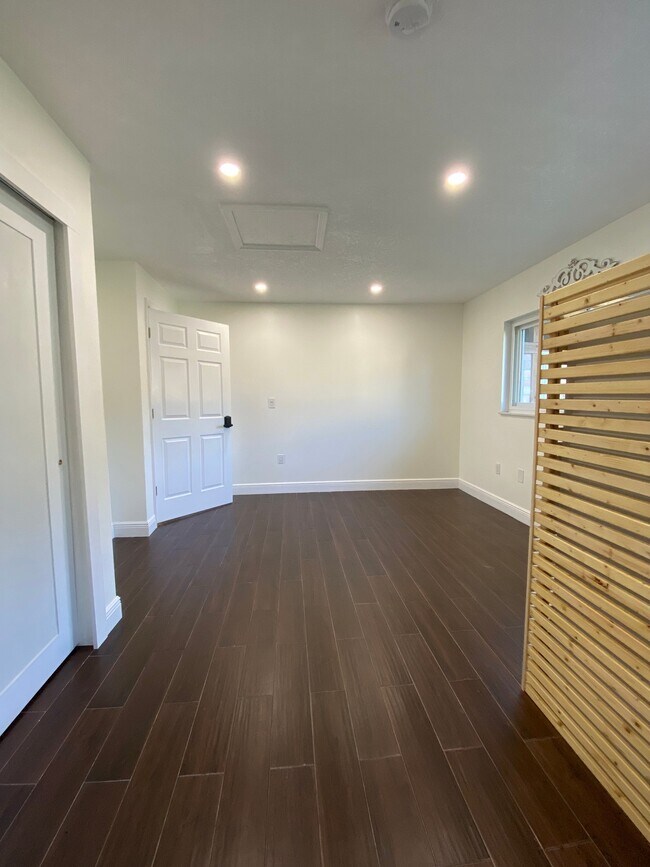 Building Photo - 1551 Palm Tree Dr