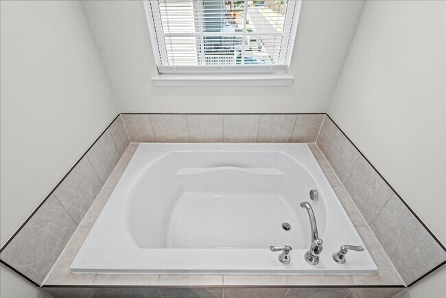 Building Photo - Elegant Townhome Close to I-95 and Downtow...