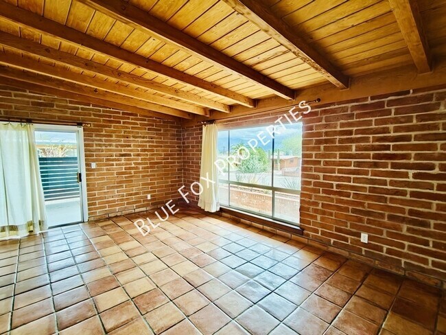 Building Photo - 633 N Avenida Calma