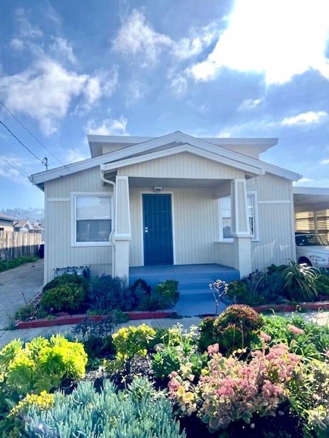 Building Photo - Beautifully Updated 2 Bed 1 Bath unit in Richmond Triplex -- AVAILABLE NOW !!!