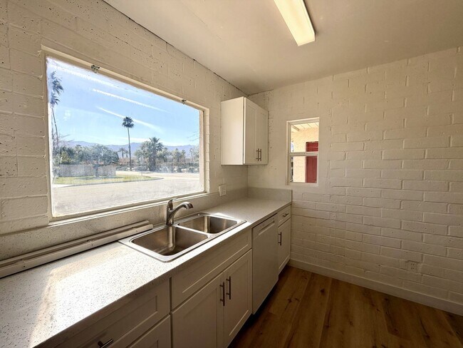 Building Photo - AVAILABLE NOW!! 2 Bedroom 1 Bathroom Apartment in Palm Desert!