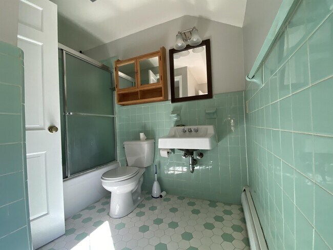 Building Photo - 106 Woodside St