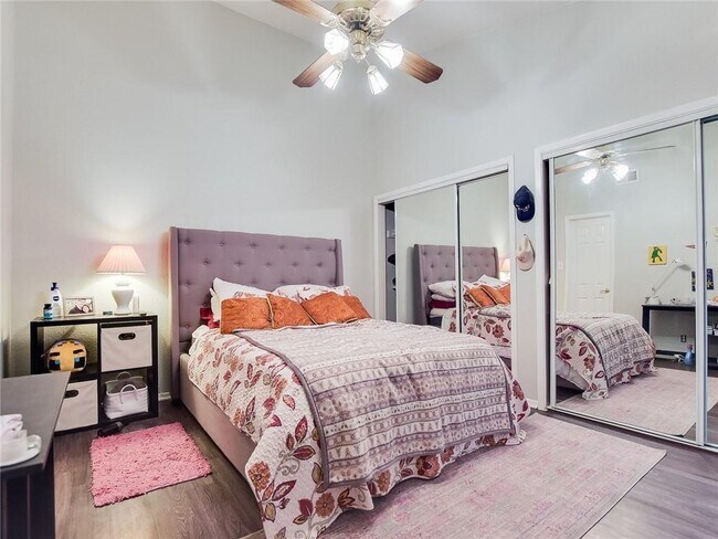 Building Photo - 807 W 25th St