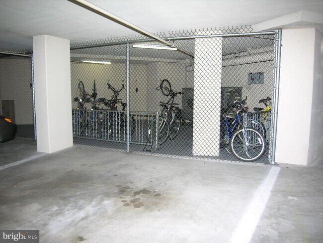 Building Photo - 1600 N Oak St