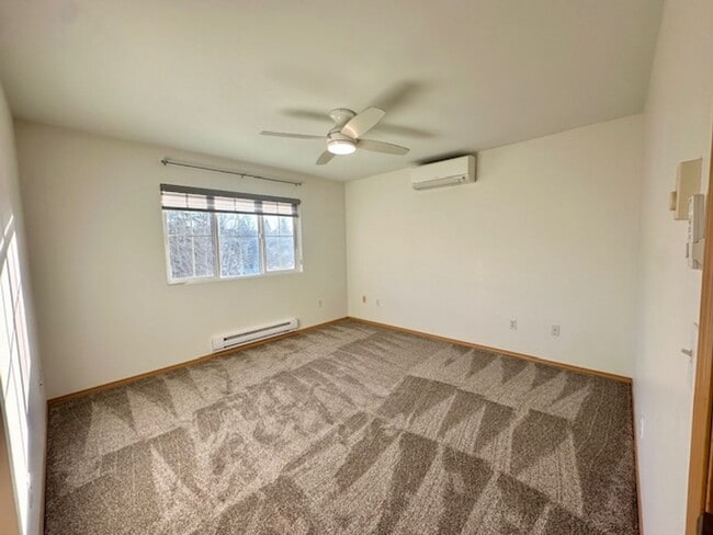 Building Photo - 2 bedroom 2 bathroom Townhouse with Garage