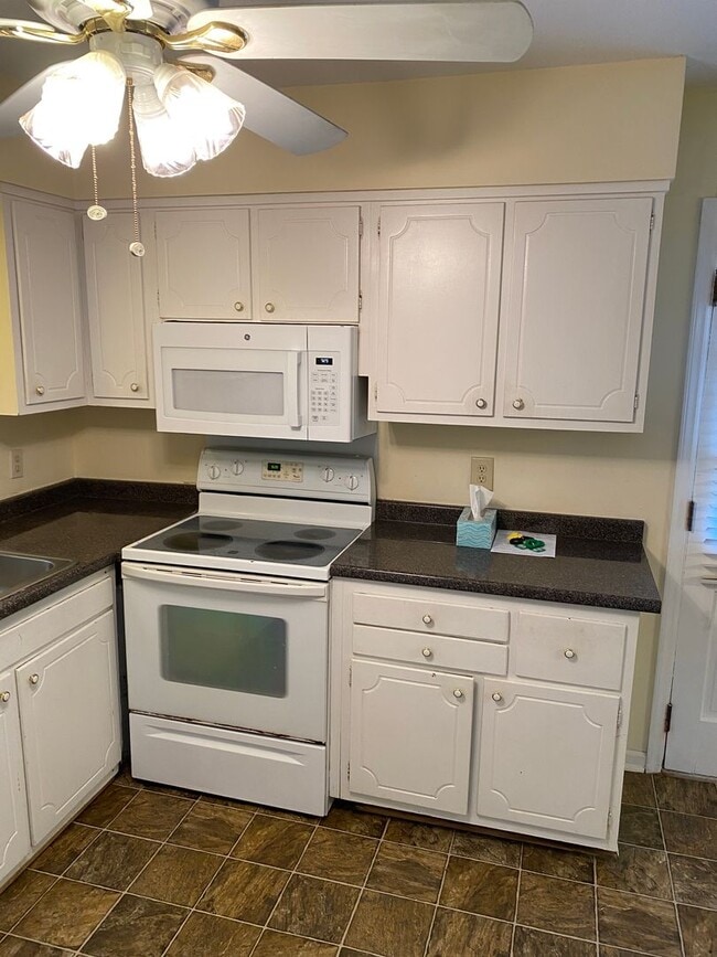 Building Photo - Darling Townhouse in Willow Terrace - ready for you to move in!